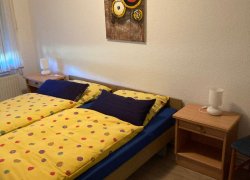  Schlafraum mit Fliegenfenster und Rolladen