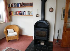 Fewo. Pellworm Wohnzimmer mit zus. Holzofen