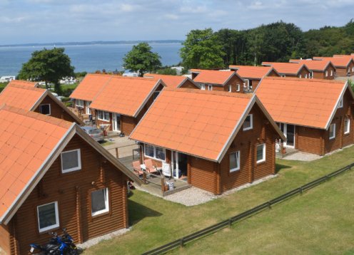 Campinghütten im Südlichen Dänischen Inselmeer mit Familie und Hund